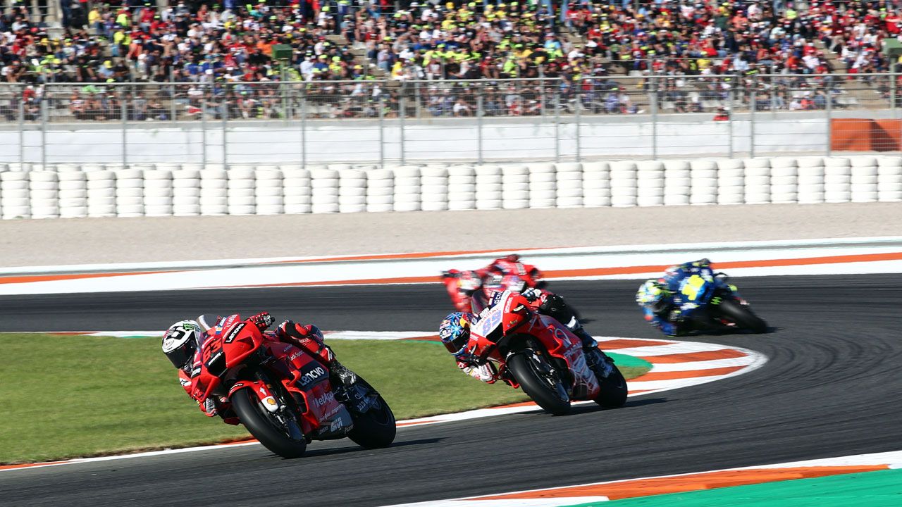 Pecco Bagnaia triunfa el día de la despedida de Valentino Rossi de MotoGP
