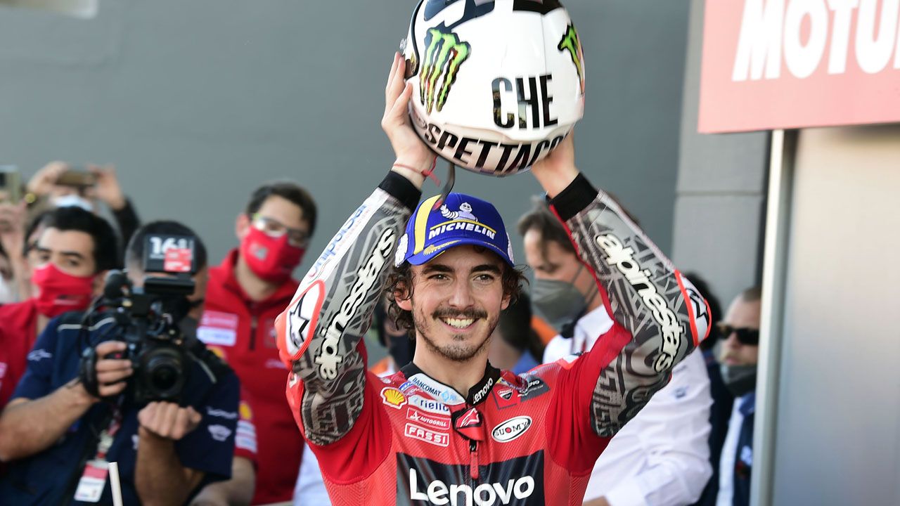 Pecco Bagnaia celebra la victoria de Valencia
