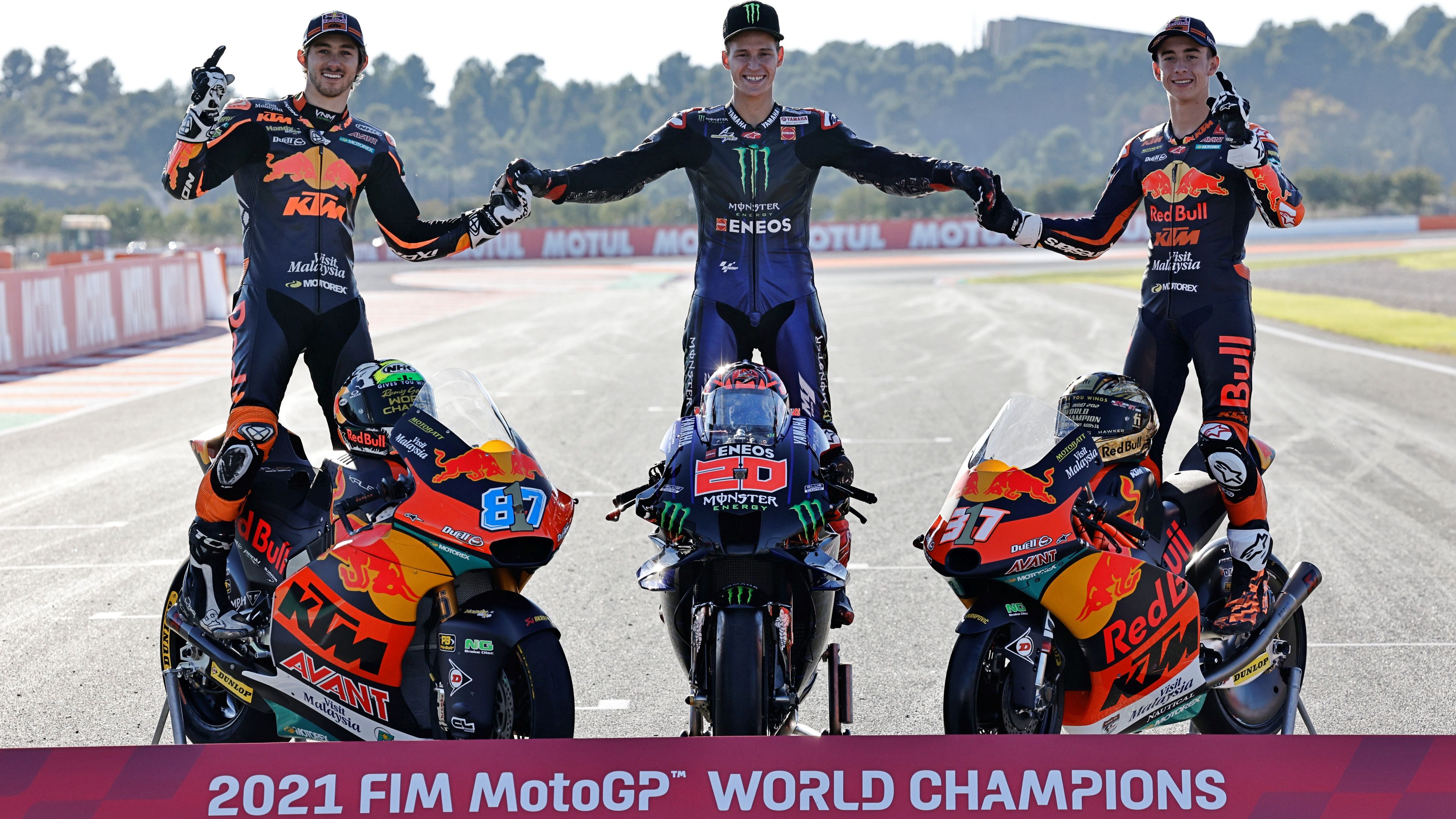La foto de los campeones de MotoGP 2021 con Fabio Quartararo entre Remy Gardner y Pedro Acosta