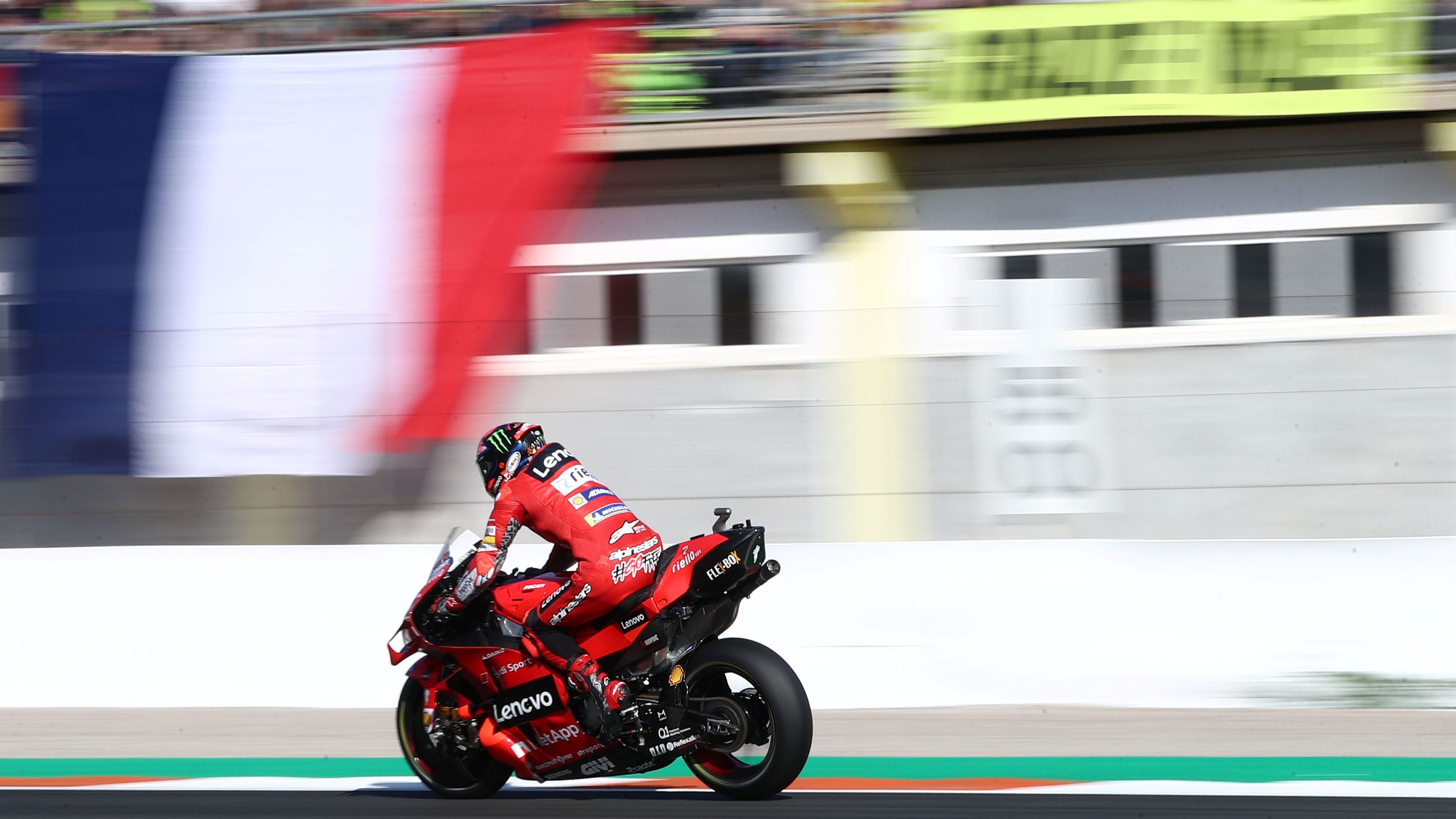 Pecco Bagnaia logró su cuarta victoria en MotoGP 2021 en Valencia