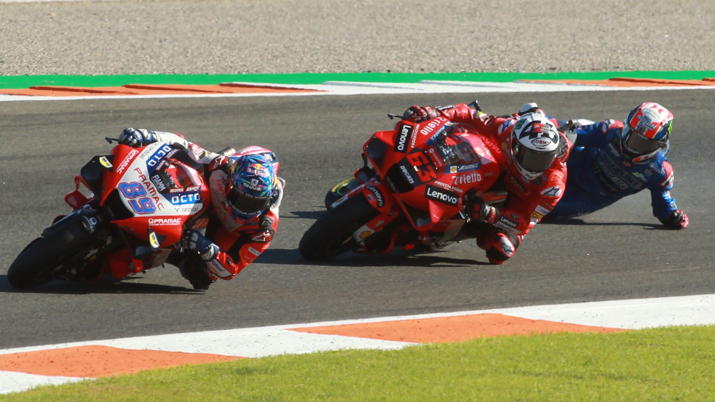 Álex Rins se cae persiguiendo a Jorge Martín y Pecco Bagnaia
