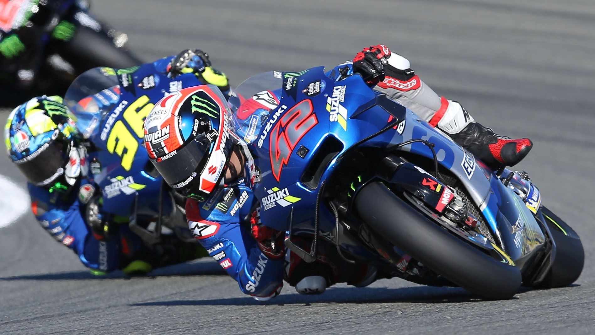 Álex Rins trata de defenderse de Joan Mir