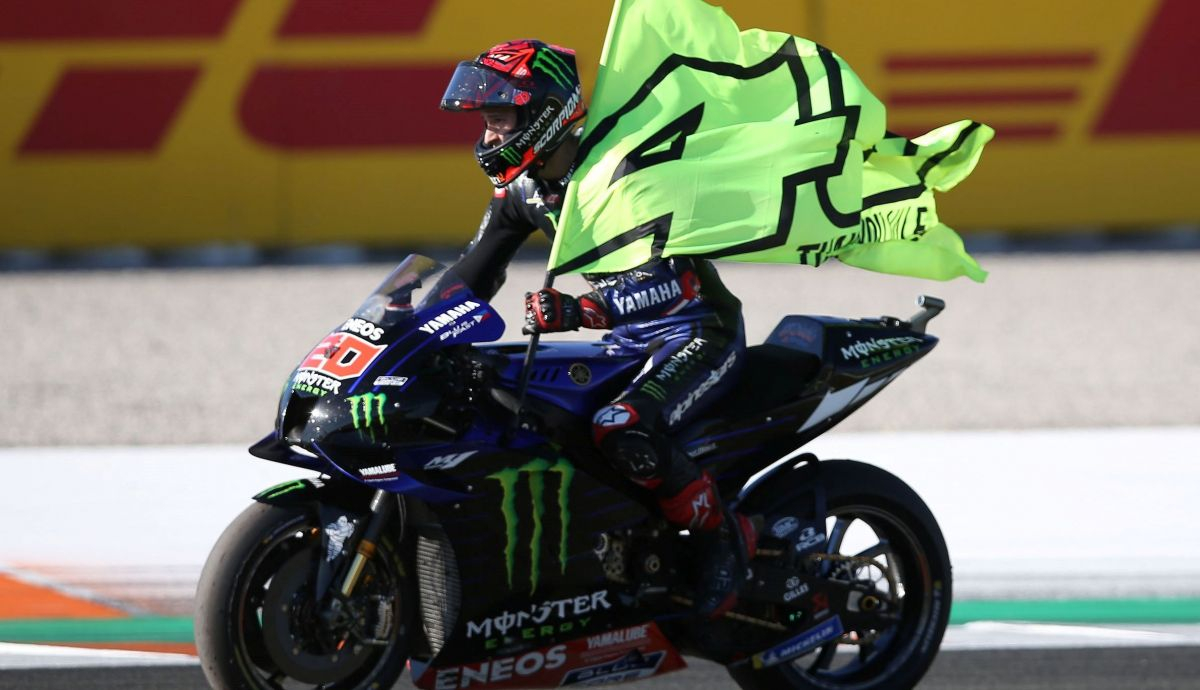Fabio Quartararo paseando una bandera con el 46 de Valentino Rossi Fabio Quartararo paseando una bandera con el 46 de Valentino Rossi