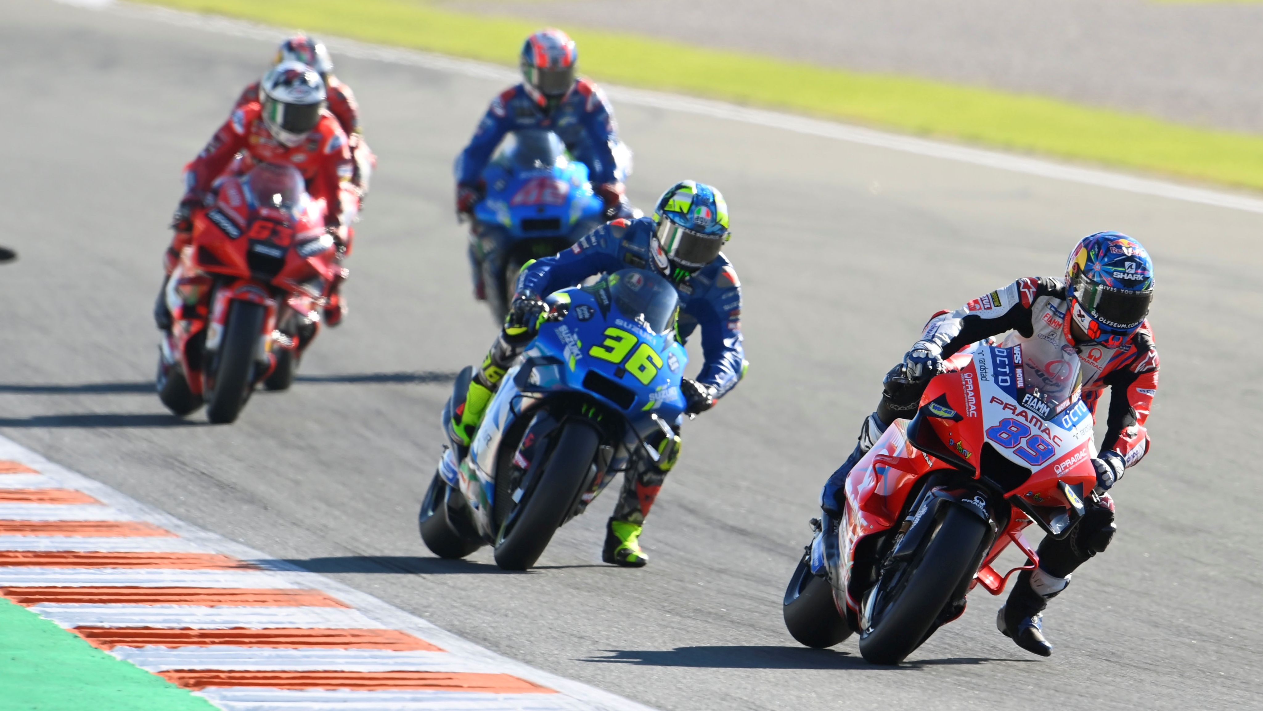 Jorge Martín seguido por Joan Mir con Pecco Bagnaia detrás
