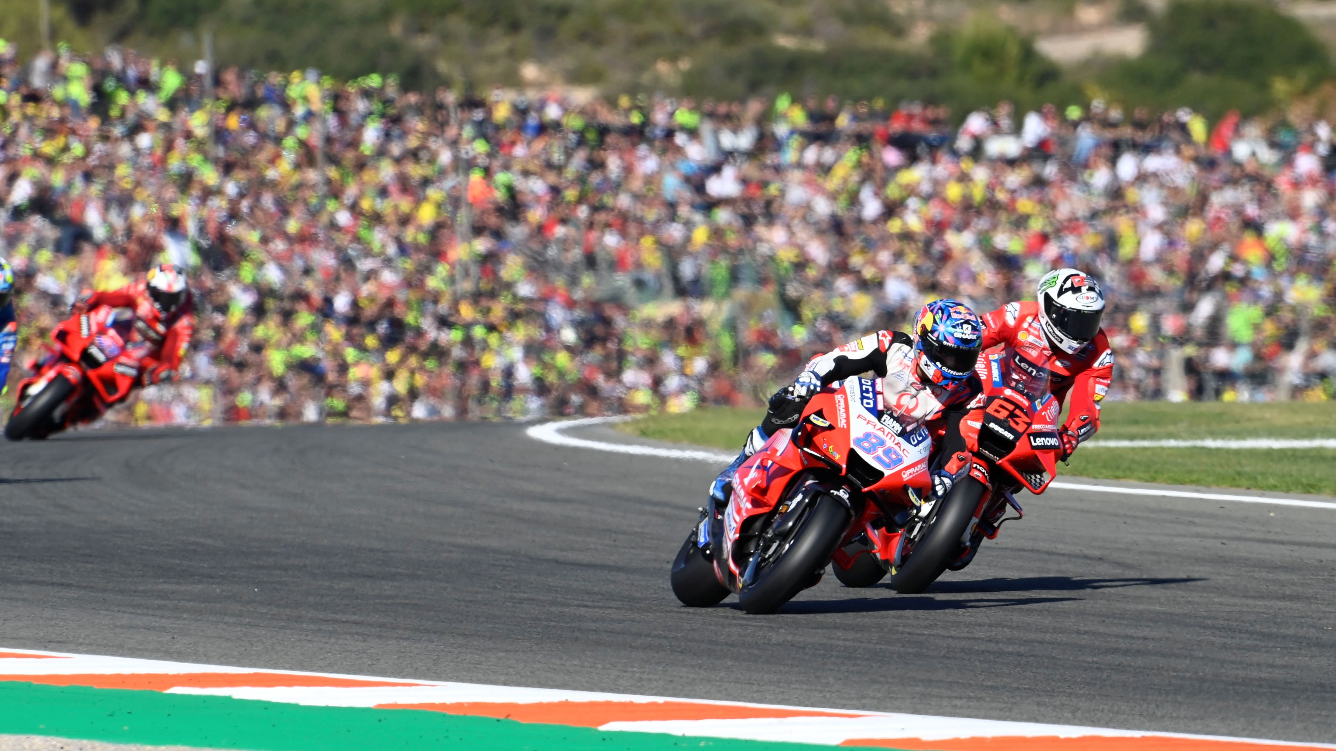 Pecco Bagnaia busca el hueco para pasar a Jorge Martín