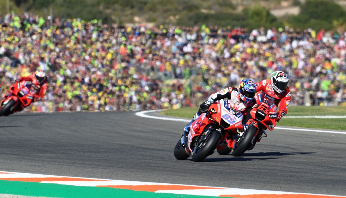 Pecco Bagnaia busca el hueco para pasar a Jorge Martín