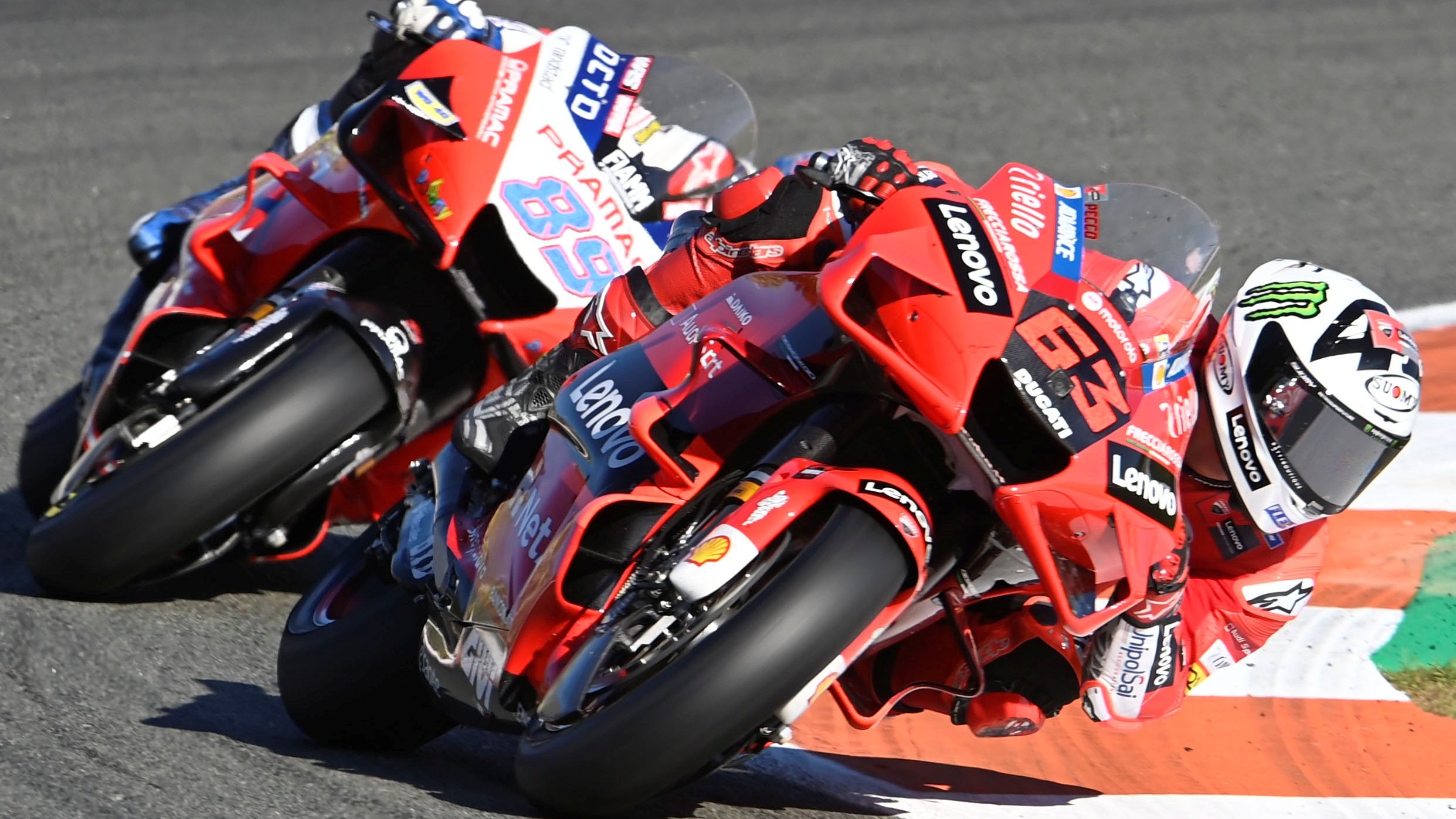 Pecco Bagnaia con Jorge Martín totalmente pegado