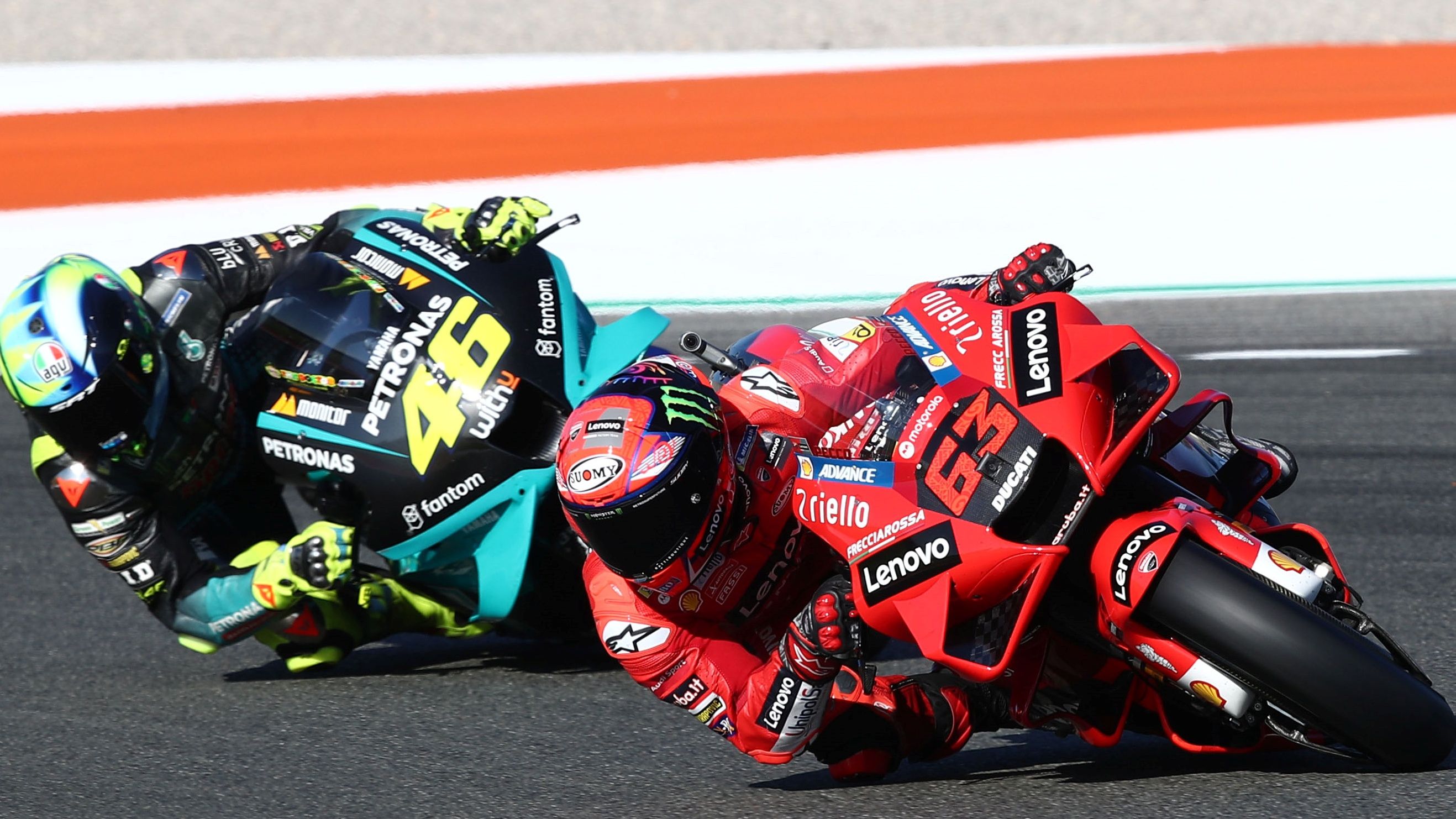 Pecco Bagnaia seguido por su maestro Valentino Rossi