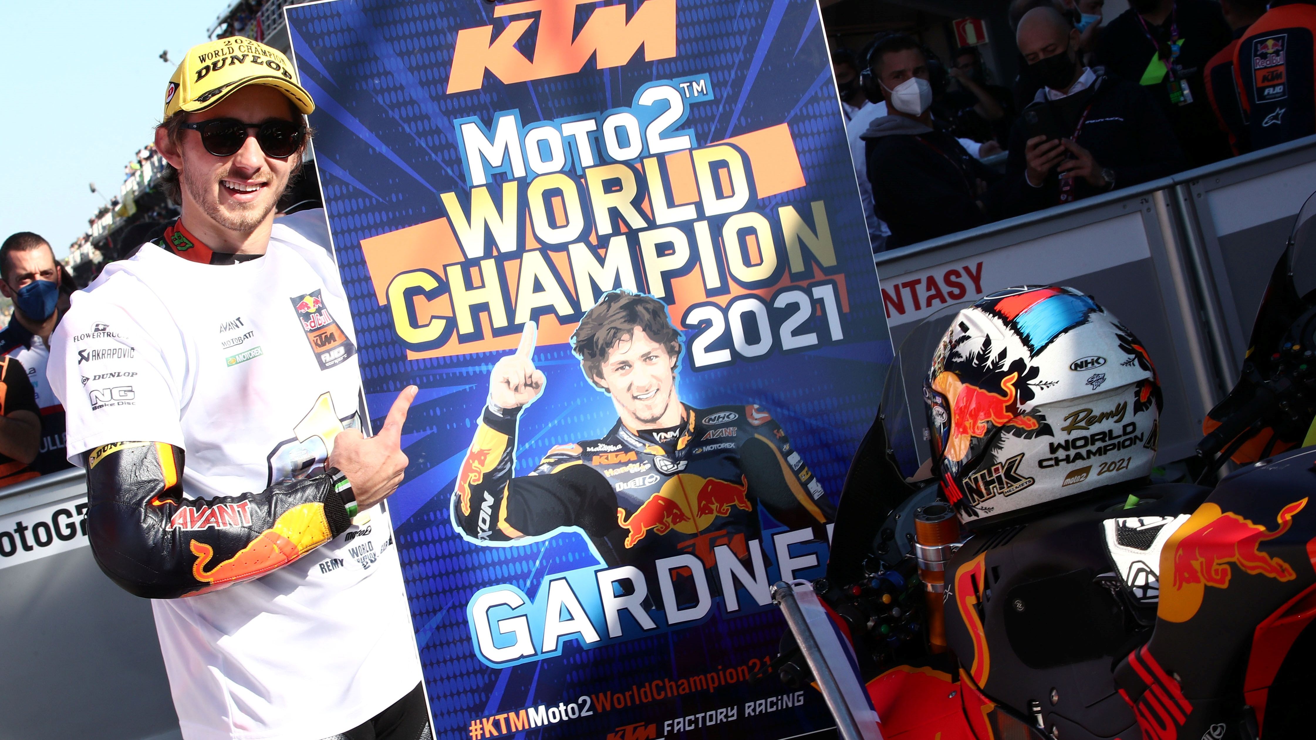 Remy Gardner con el cartel de campeón del mundo de Moto2 2021 (Gold & Goose)