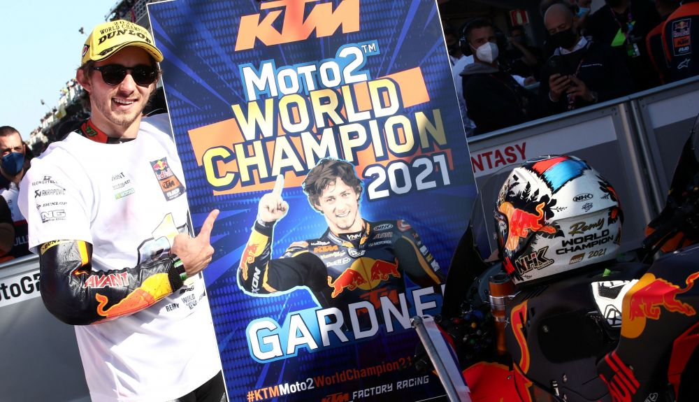 Remy Gardner con el cartel de campeón del mundo de Moto2 2021 (Gold & Goose) Remy Gardner con el cartel de campeón del mundo de Moto2 2021 (Gold & Goose)