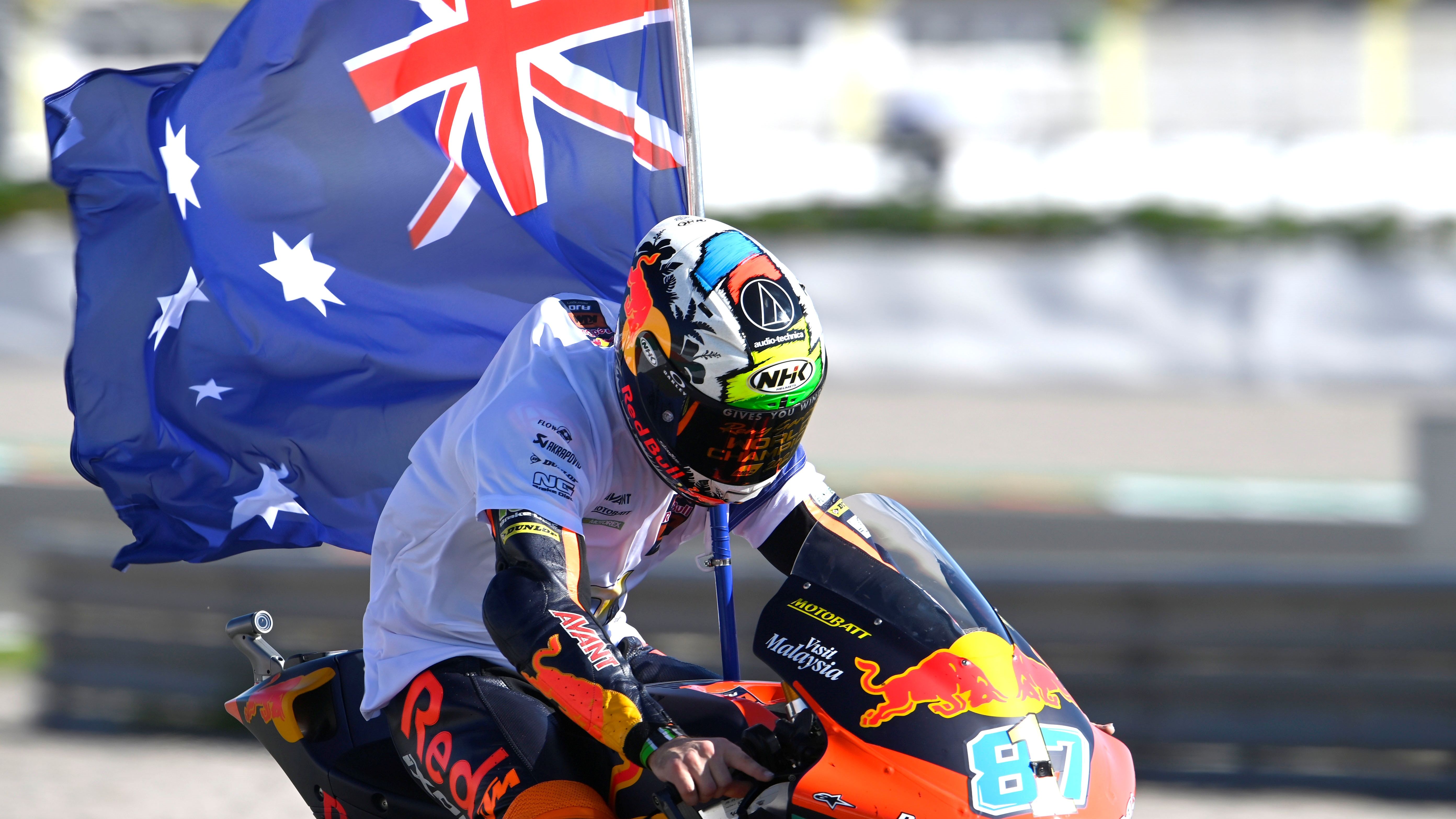 Remy Gardner pasea la bandera australiana tras proclamarse campeón del mundo de Moto2 2021