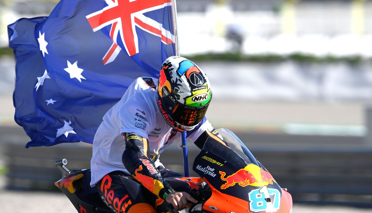 Remy Gardner pasea la bandera australiana tras proclamarse campeón del mundo de Moto2 2021 Remy Gardner pasea la bandera australiana tras proclamarse campeón del mundo de Moto2 2021