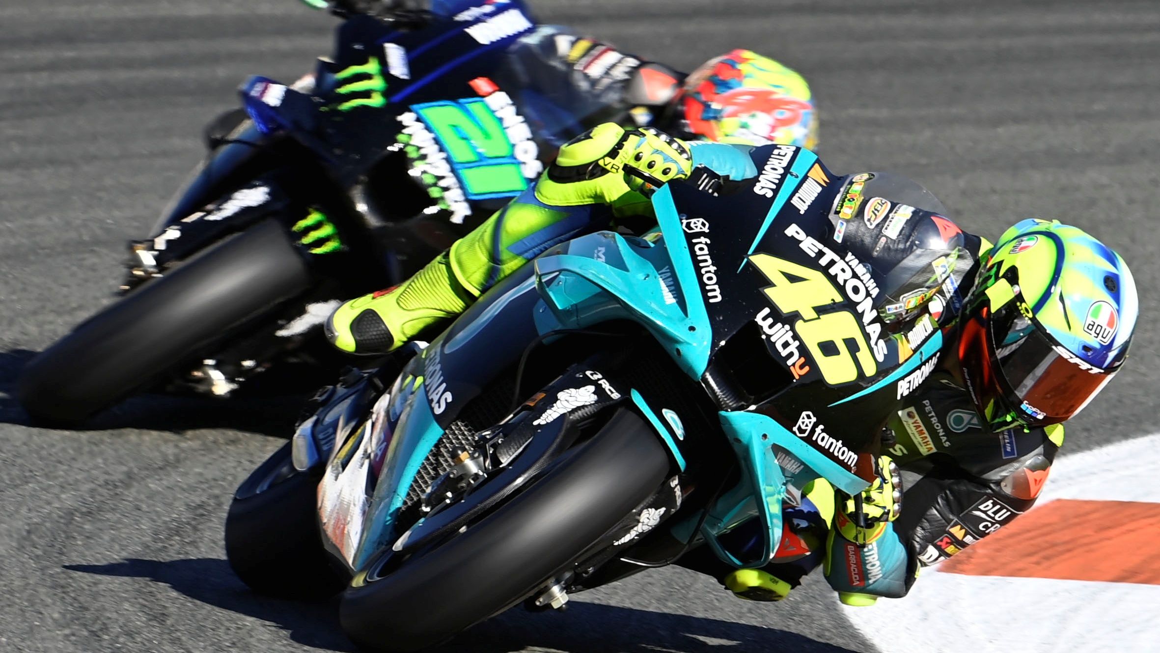 Valentino Rossi con Franco Morbidelli pegado