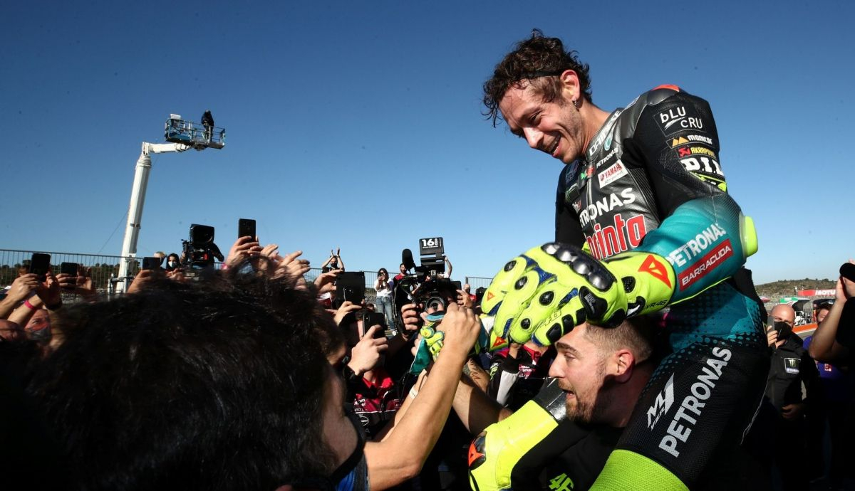 Valentino Rossi en su último baño de masas en Valencia Valentino Rossi en su último baño de masas en Valencia