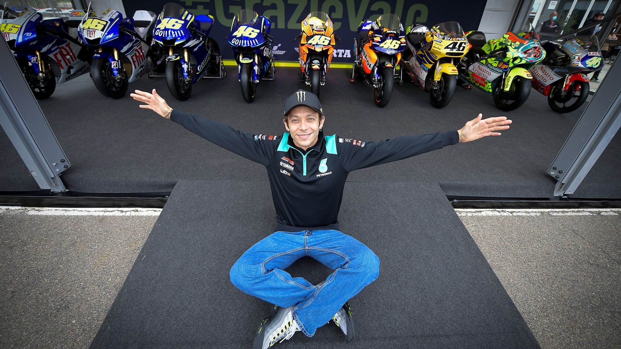 Valentino Rossi posa con las motos de sus nueve títulos mundiales