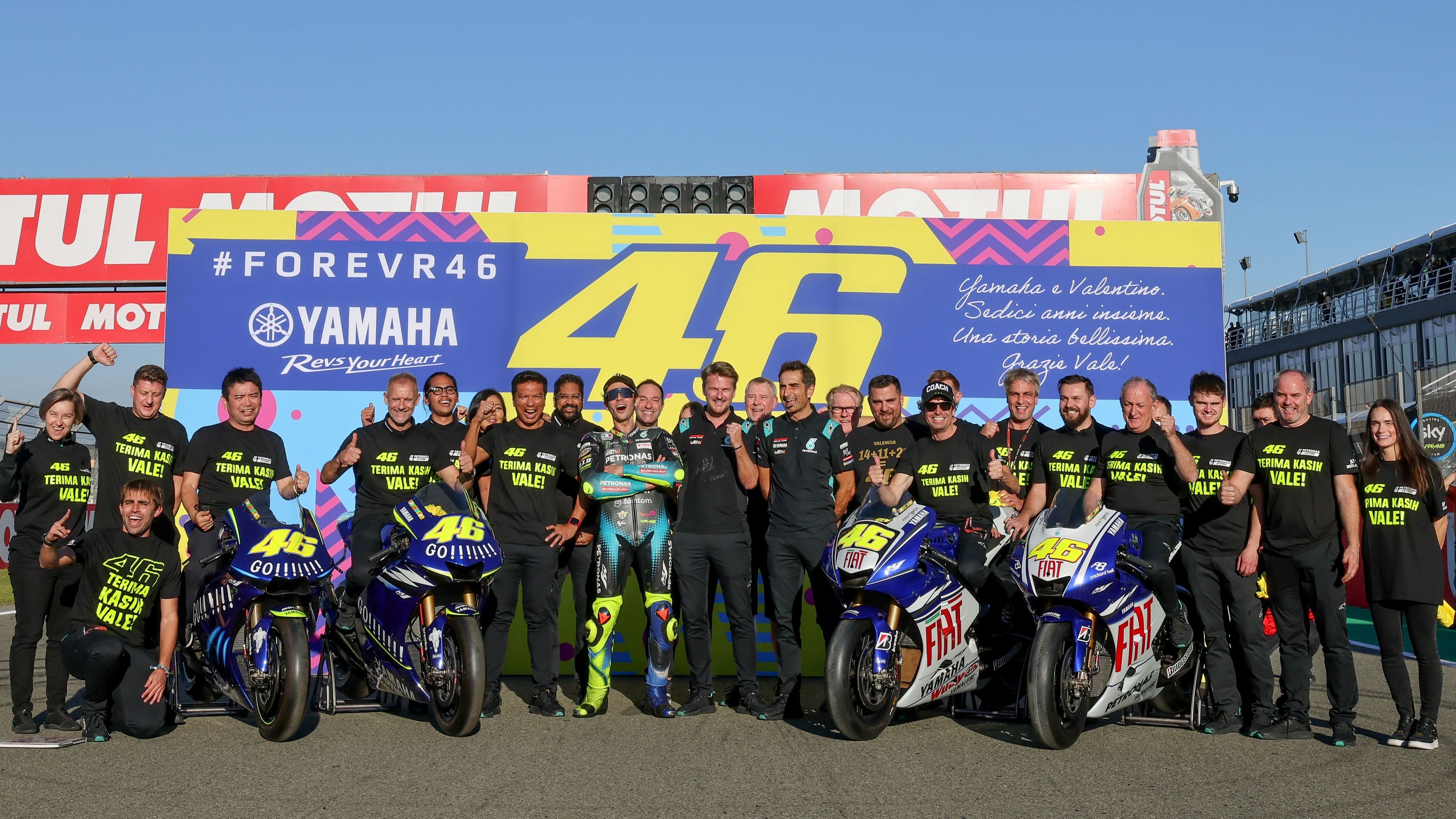 Valentino Rossi y su equipo con las cuatro Yamaha con las que logró el título
