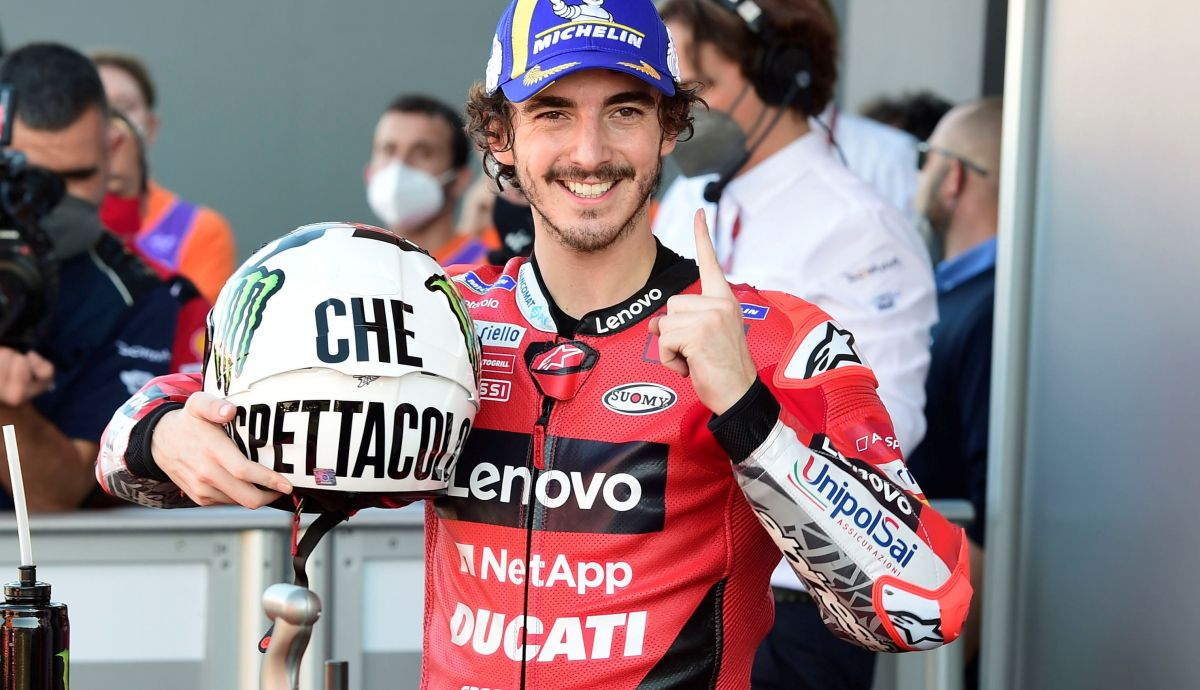 Pecco Bagnaia con el casco homenaje a Valentino Rossi tras ganar en Valencia