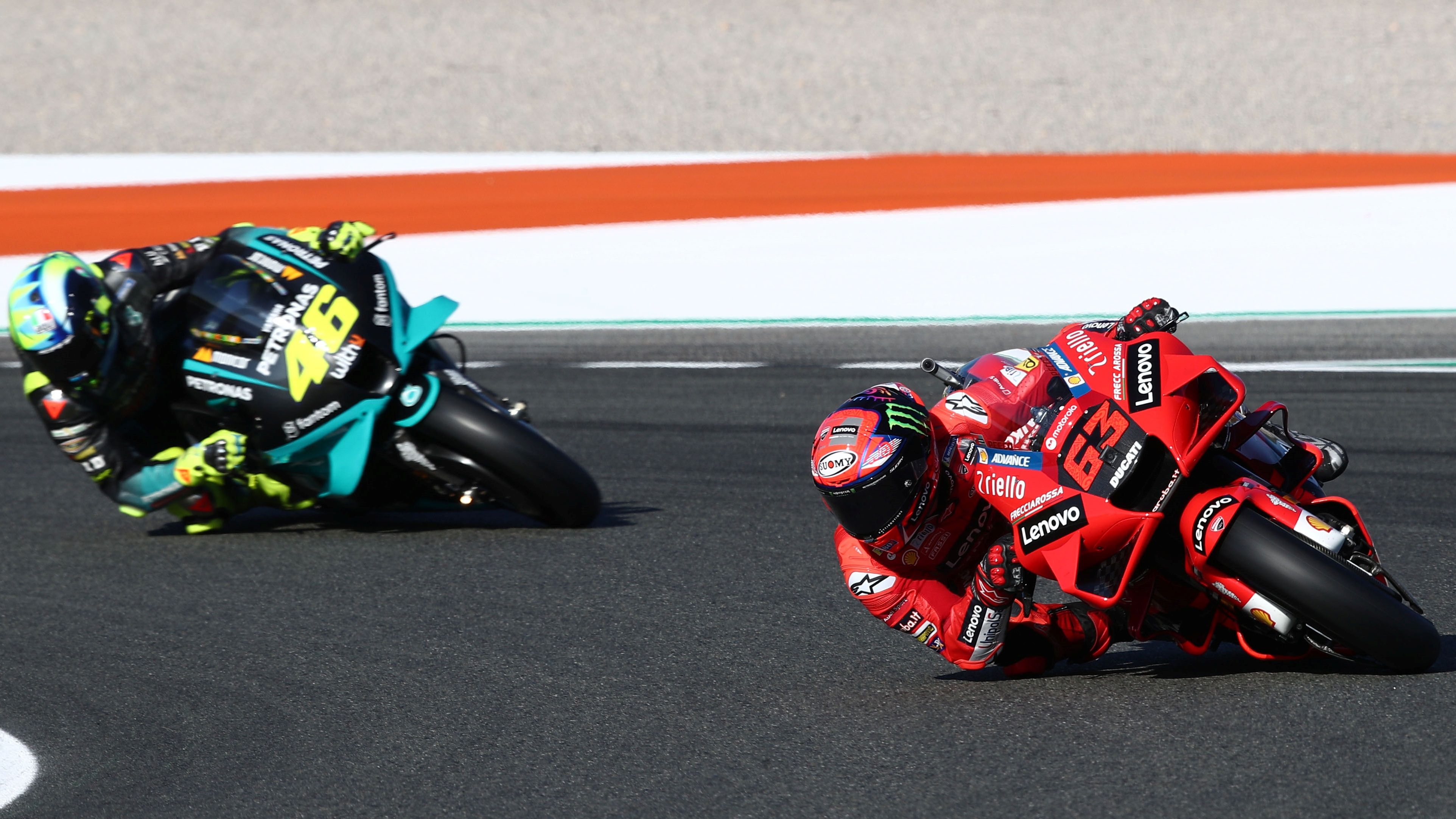 Pecco Bagnaia dando rueda a Valentino Rossi en Valencia