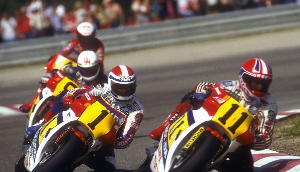 Raymond Roche comandando una carrera de 500cc. Fuente Gold & Goose Raymond Roche comandando una carrera de 500cc. Fuente Gold & Goose