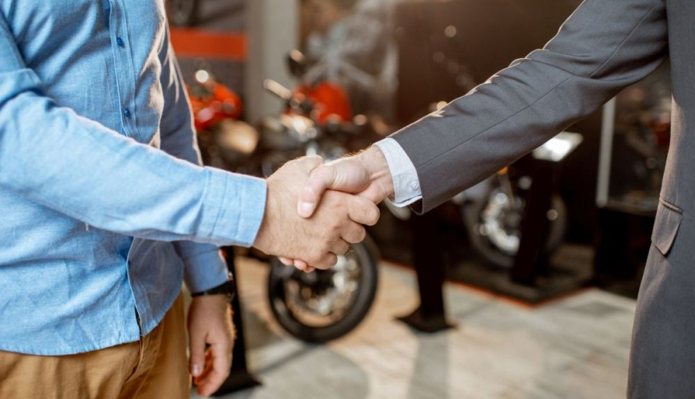 Acuerdo de venta de una moto tras ver los kilómetros reales. Fuente: iStock / RossHelen Acuerdo de venta de una moto tras ver los kilómetros reales. Fuente: iStock / RossHelen