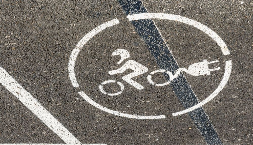 Señal que indica una estación de carga para una moto eléctrica. Fuente: iStock / J2R Señal que indica una estación de carga para una moto eléctrica. Fuente: iStock / J2R