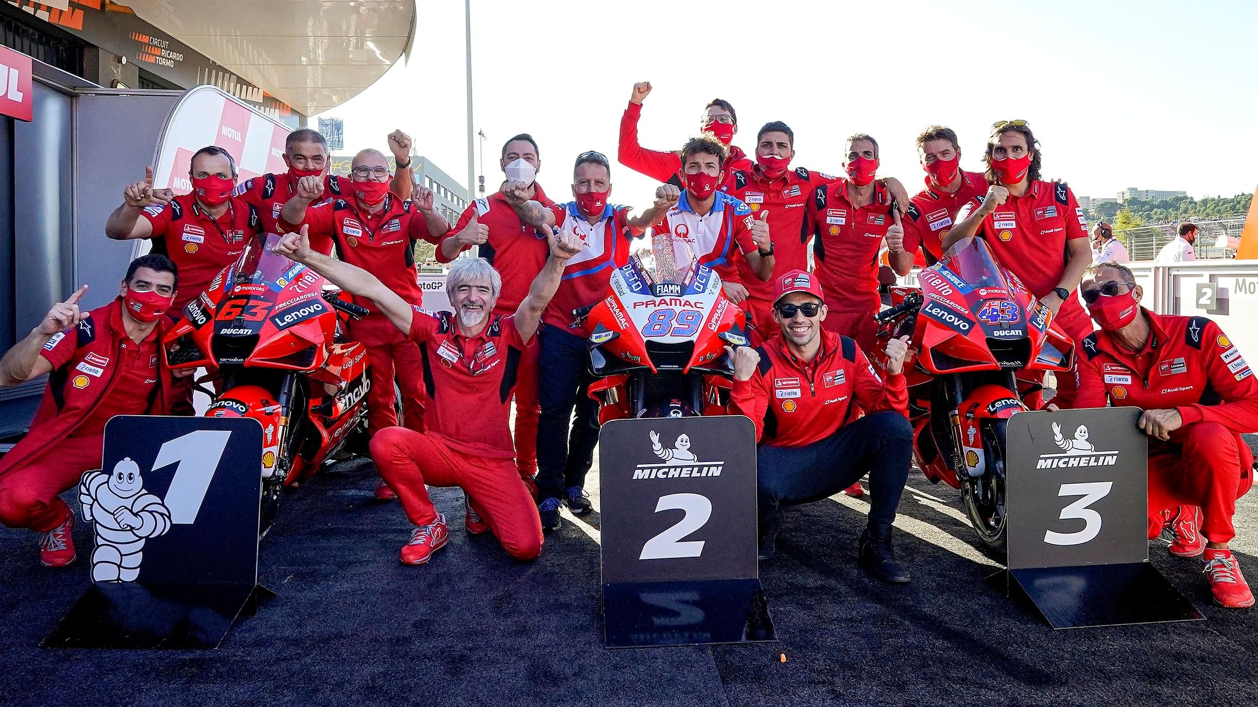 Gigi Dall'Igna con el equipo festejando el histórico triplete en Valencia
