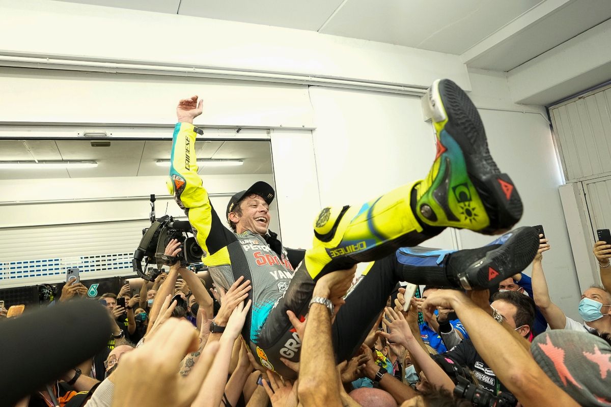 Valentino Rossi es manteado en su despedida. Fuente: GoldandGoose