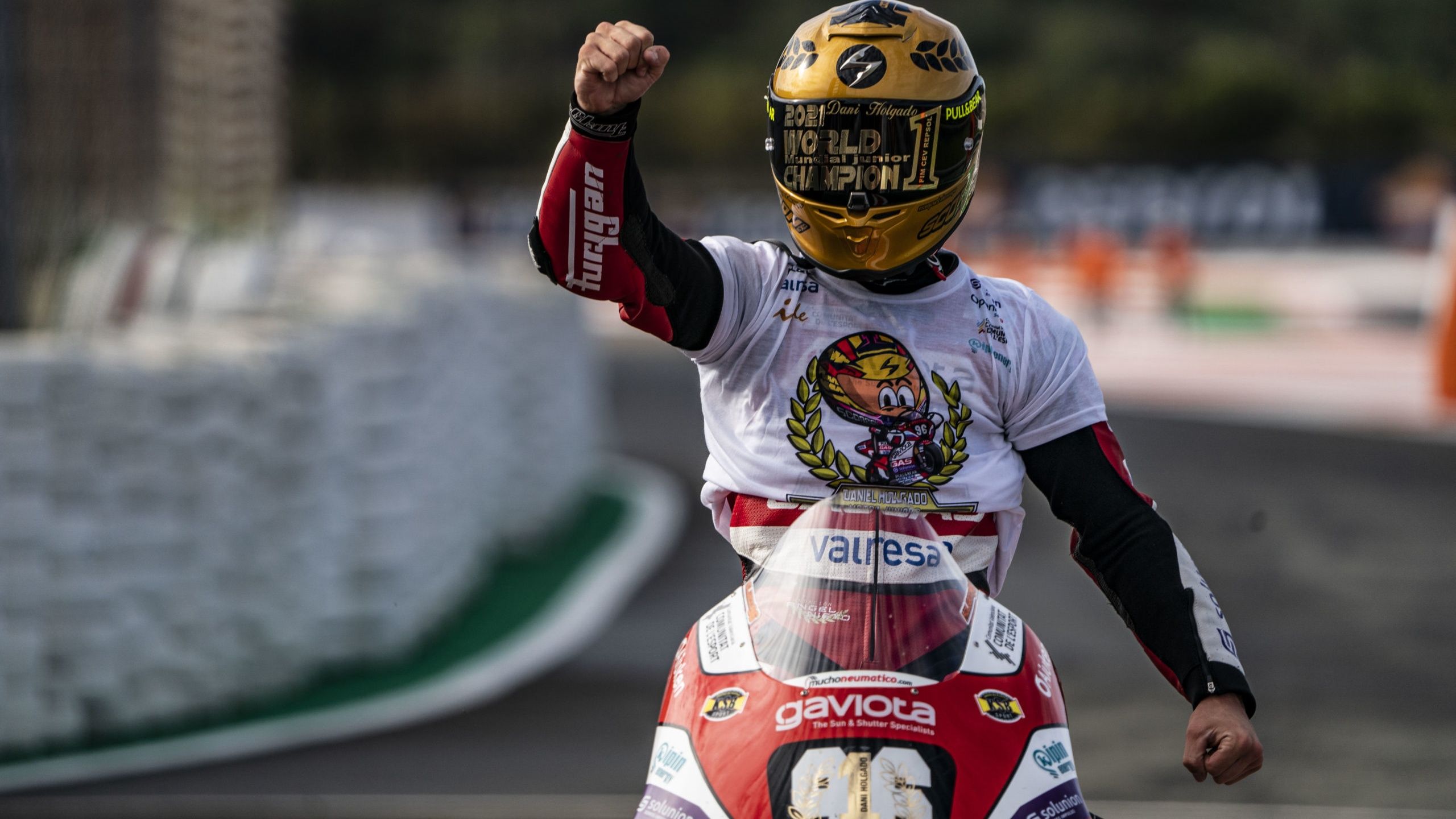 Dani Holgado celebra su título del Mundial Junior de Moto3 2021