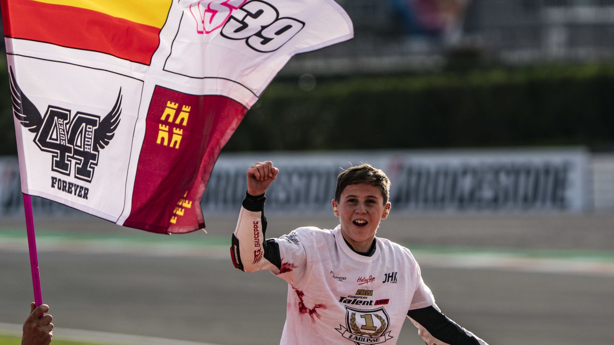 Máximo Martínez festeja su título de la European Talent Cup 2021