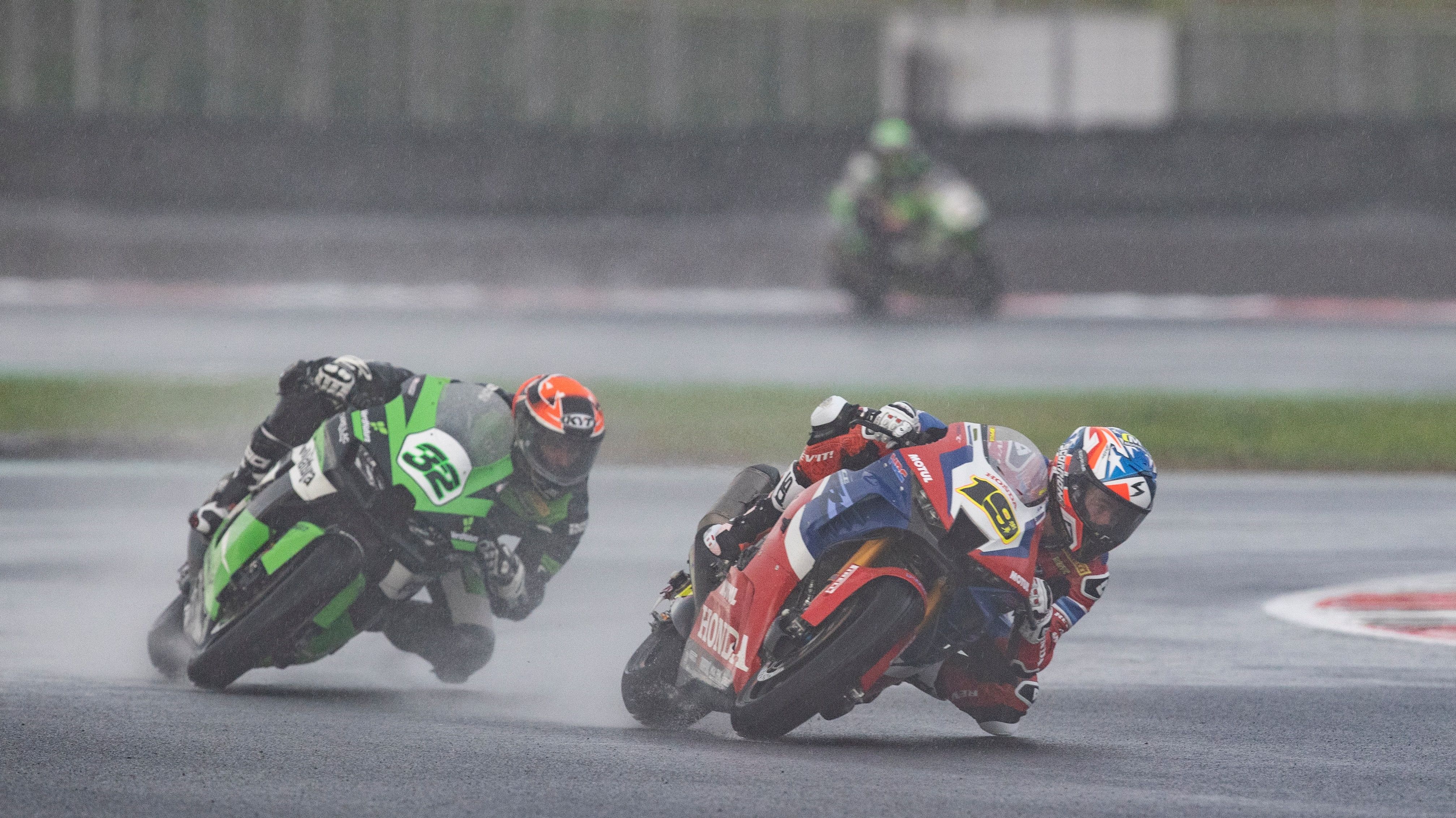 Álvaro Bautista e Isaac Viñales en el agua de Indonesia