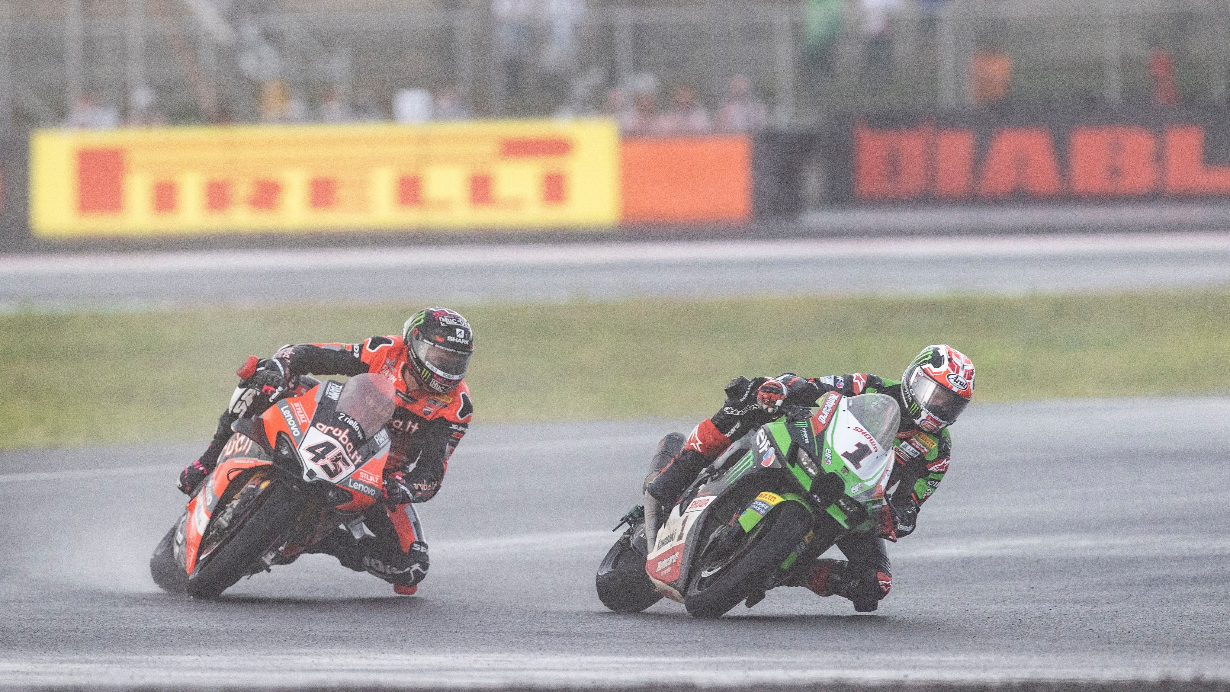 Jonathan Rea se cuela a Scott Redding sobre el empapado asfalto de Mandalika