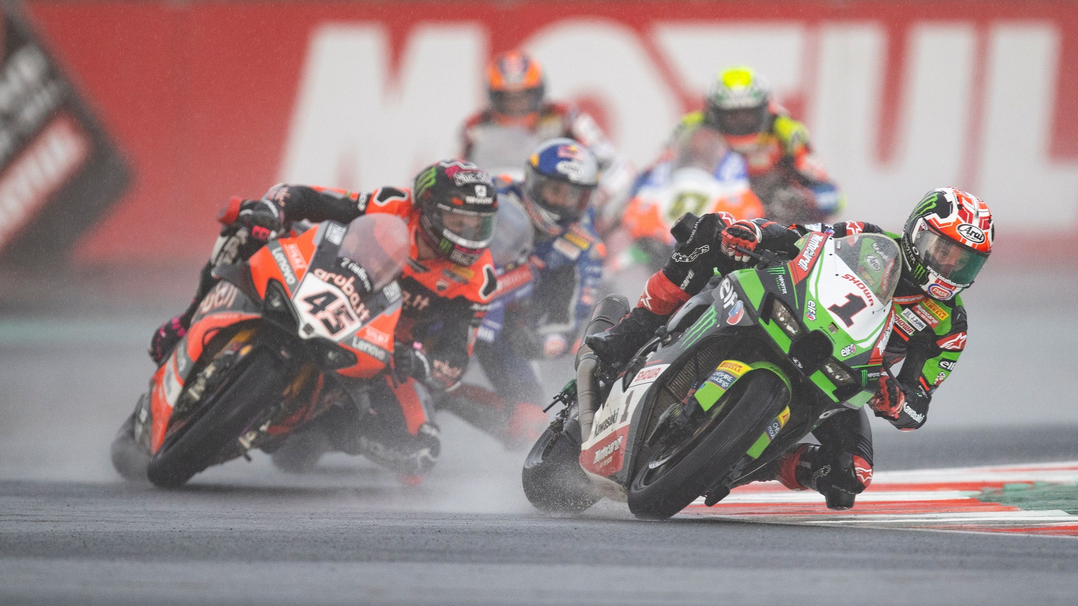 Jonathan Rea y Scott Redding con Toprak Razgatlioglu detrás