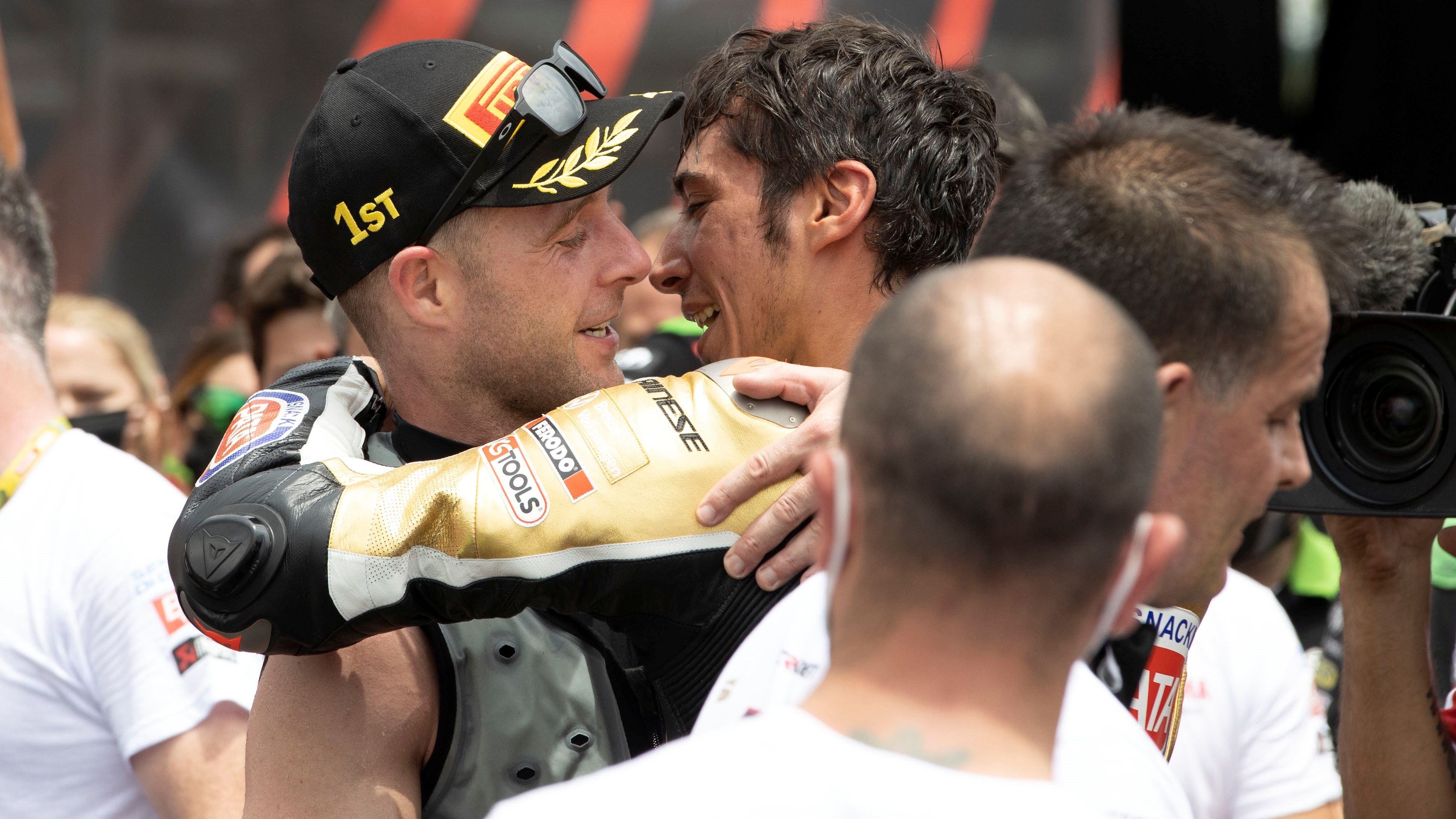 Jonathan Rea y Toprak Razgatlioglu se abrazan al término de la carrera