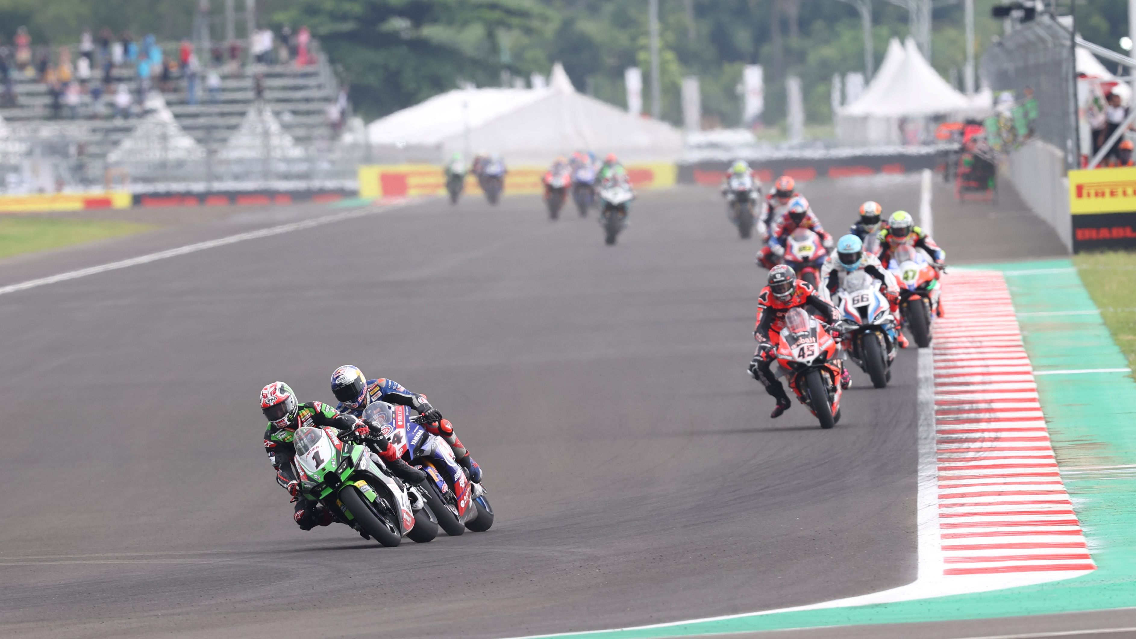 Jonathan Rea y Toprak Razgatlioglu se escapan del grupo perseguidor