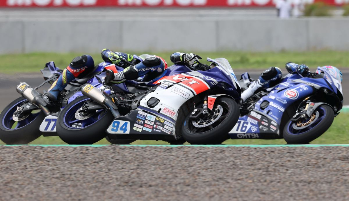 Jules Cluzel se mete ante Federico Caricasulo y Dominique Aegerter Jules Cluzel se mete ante Federico Caricasulo y Dominique Aegerter