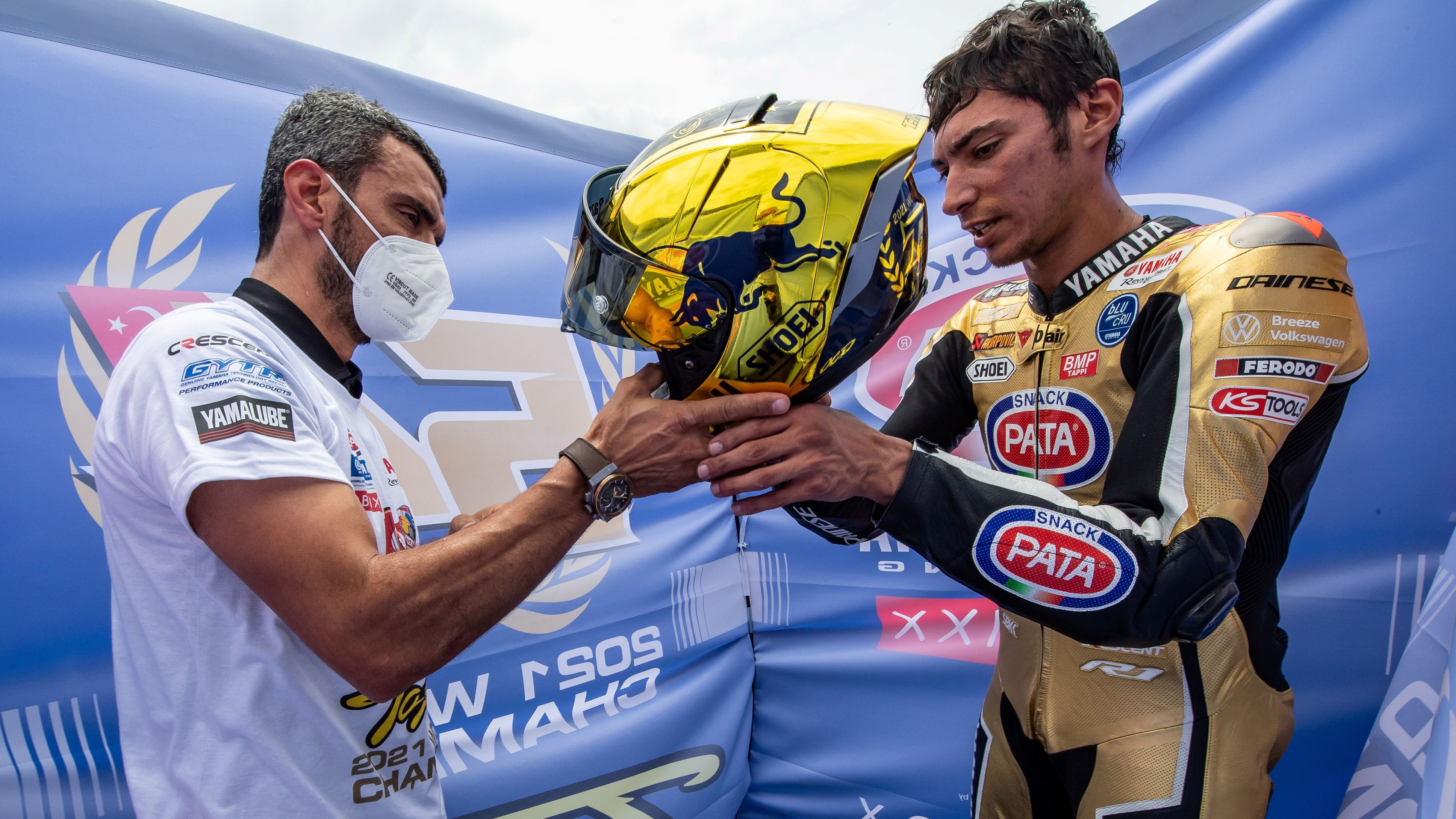 Kenan Sofuoglu y Toprak Razgatlioglu festejan el título de Superbike