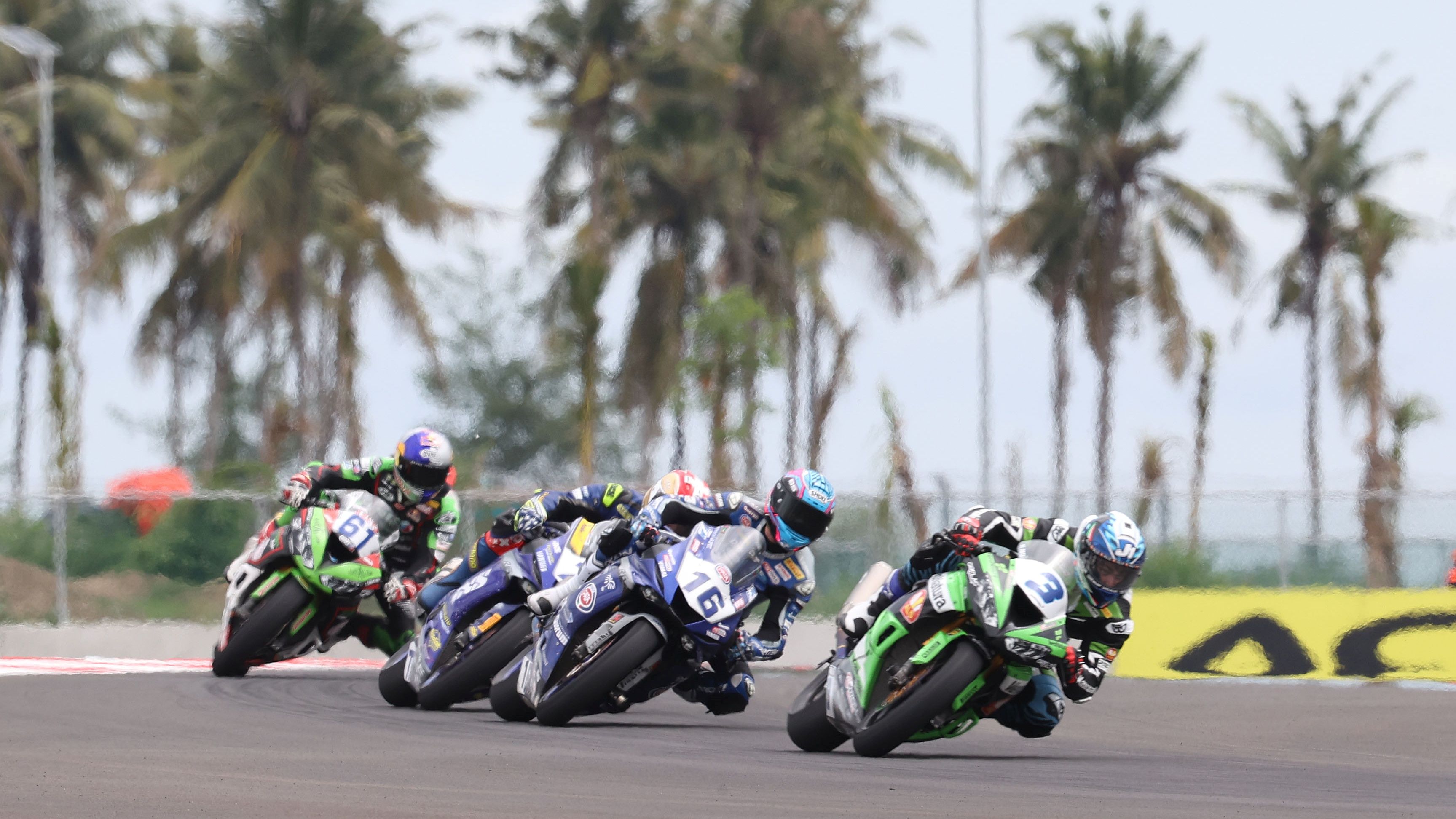 Raffaele De Rosa seguido por Jules Cluzel, Dominique Aegerter y Can Oncu