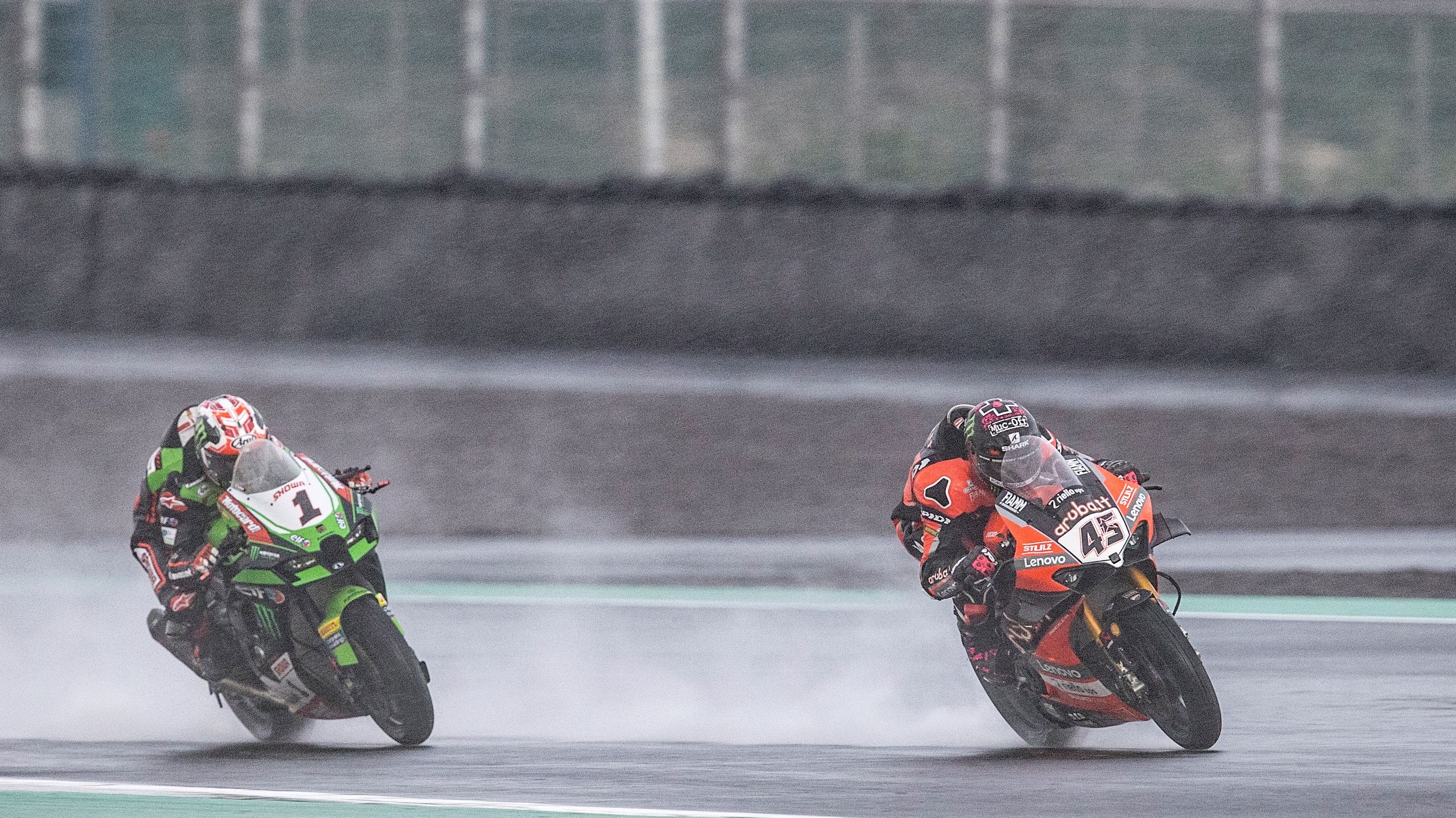 Scott Redding tira perseguido por Jonathan Rea