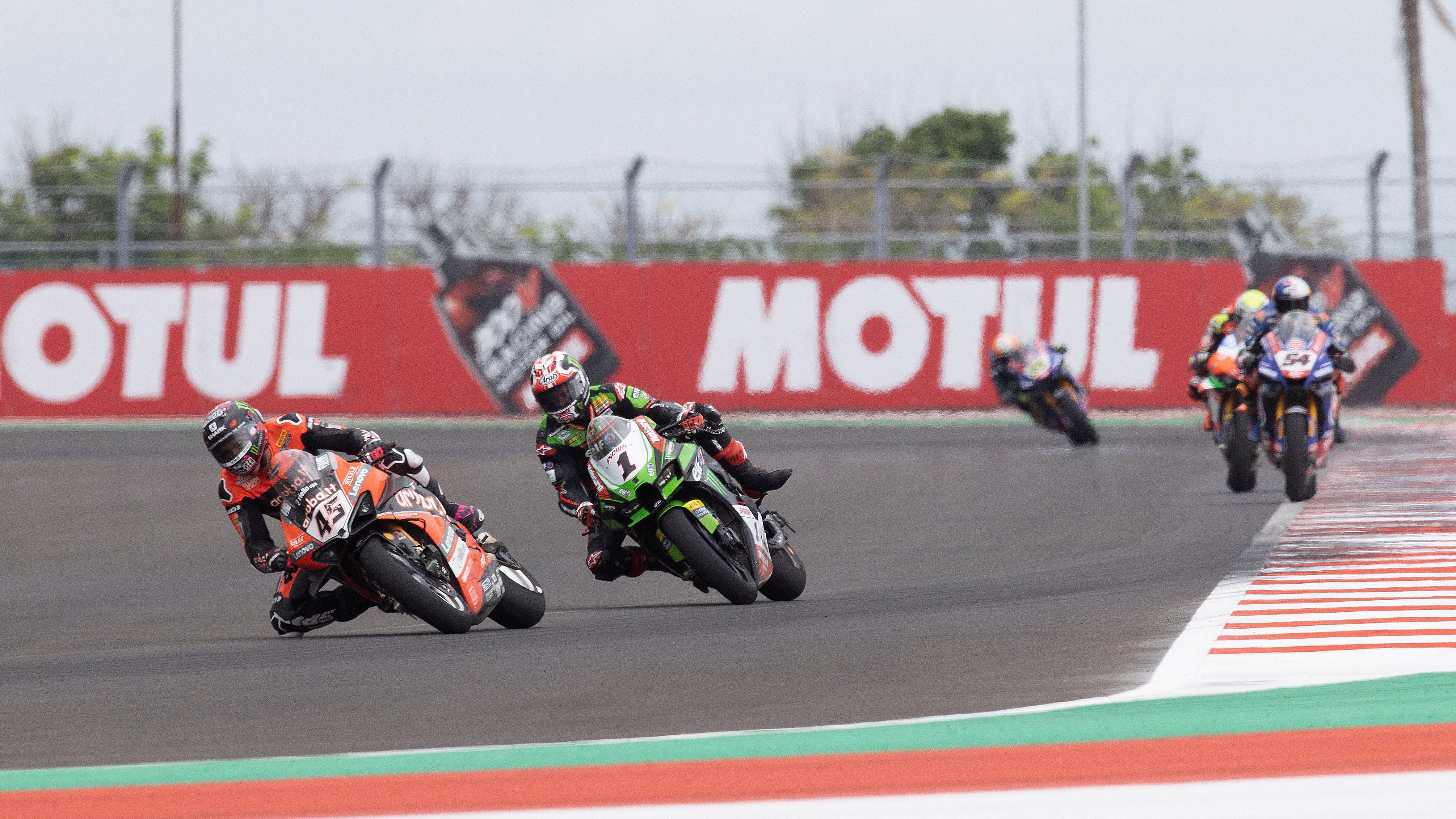 Scott Redding y Jonathan Rea se escapan del resto