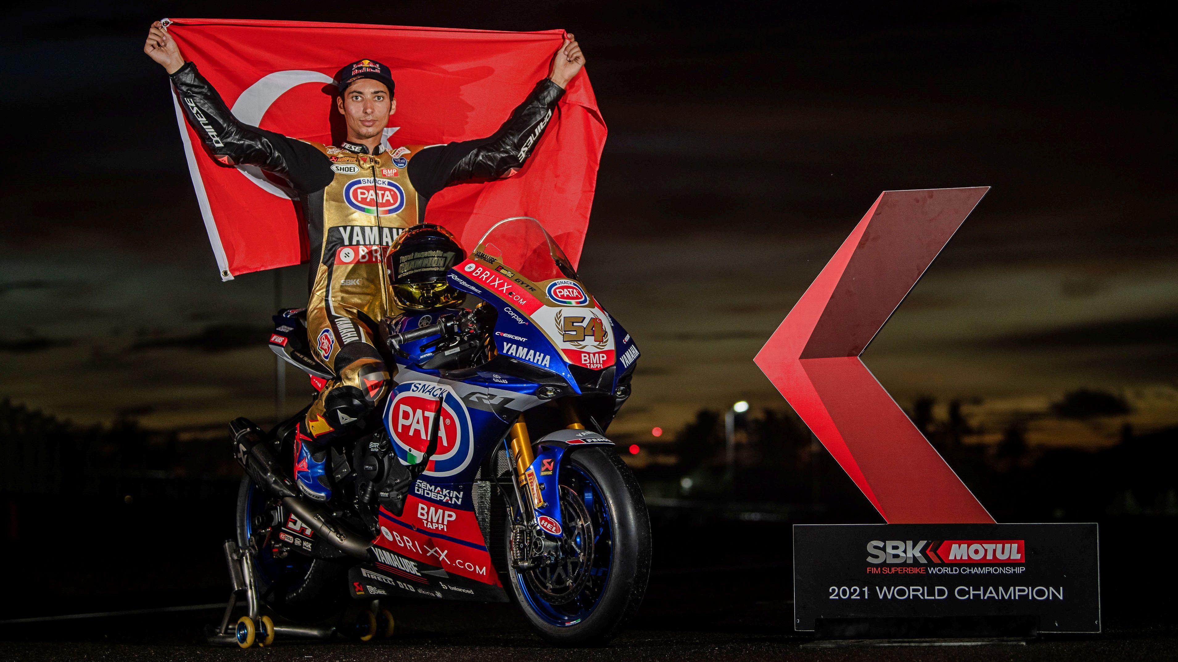 Toprak Razgatlioglu posa en la foto tradicional de campeón de SBK