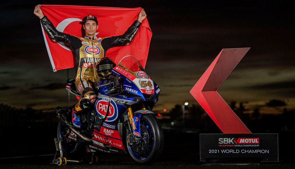 Toprak Razgatlioglu posa en la foto tradicional de campeón de SBK Toprak Razgatlioglu posa en la foto tradicional de campeón de SBK