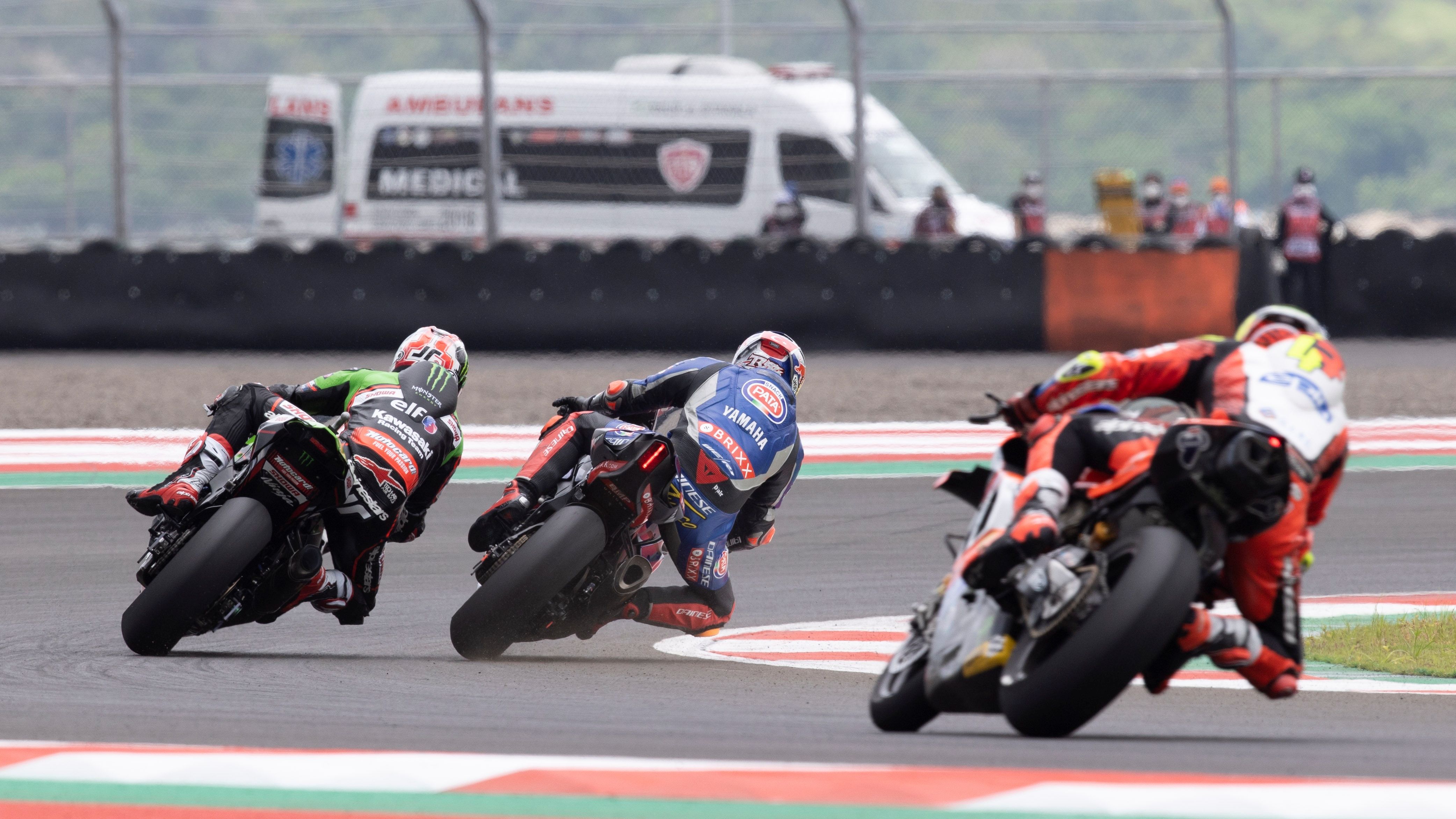 Toprak Razgatlioglu se mete a Jonathan Rea en presencia de Scott Redding