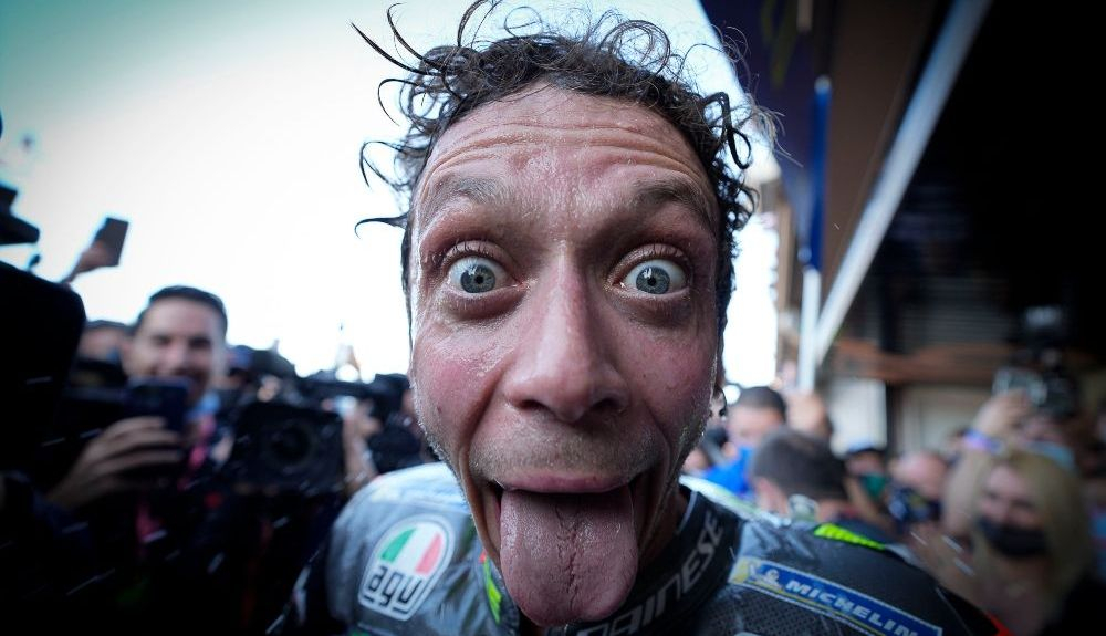 Característico gesto de Valentino Rossi que se ha reproducido en sus cascos. Fuente: GoldandGoose Característico gesto de Valentino Rossi que se ha reproducido en sus cascos. Fuente: GoldandGoose
