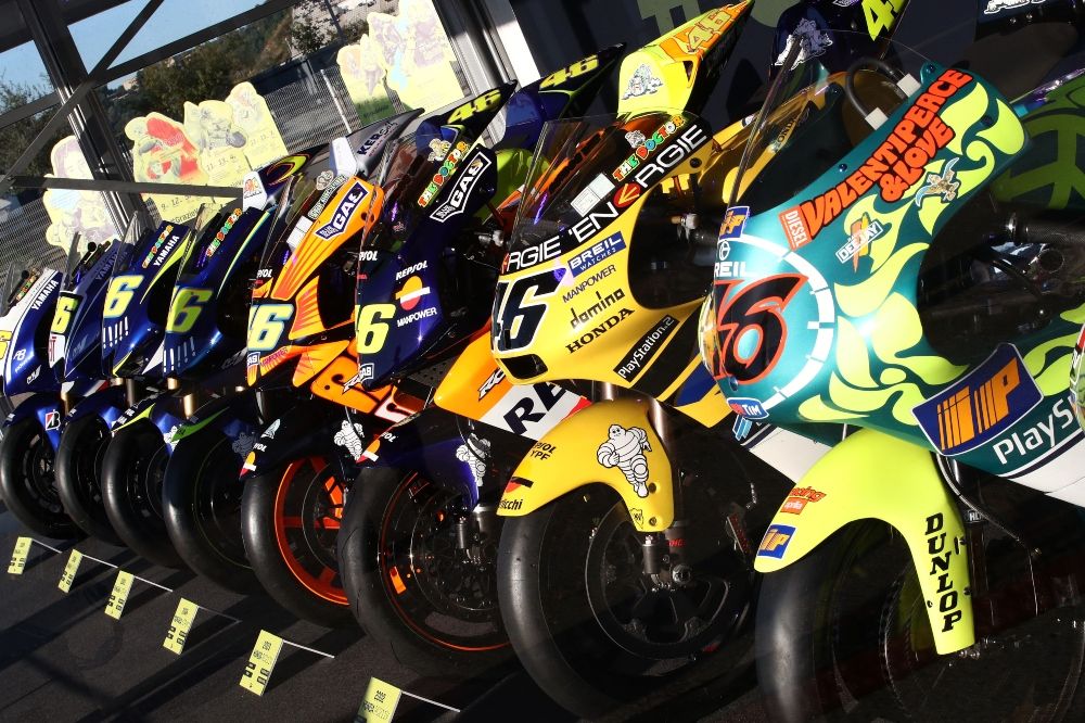 Motos de Valentino Rossi con algunos de sus logos. Fuente: GoldandGoose