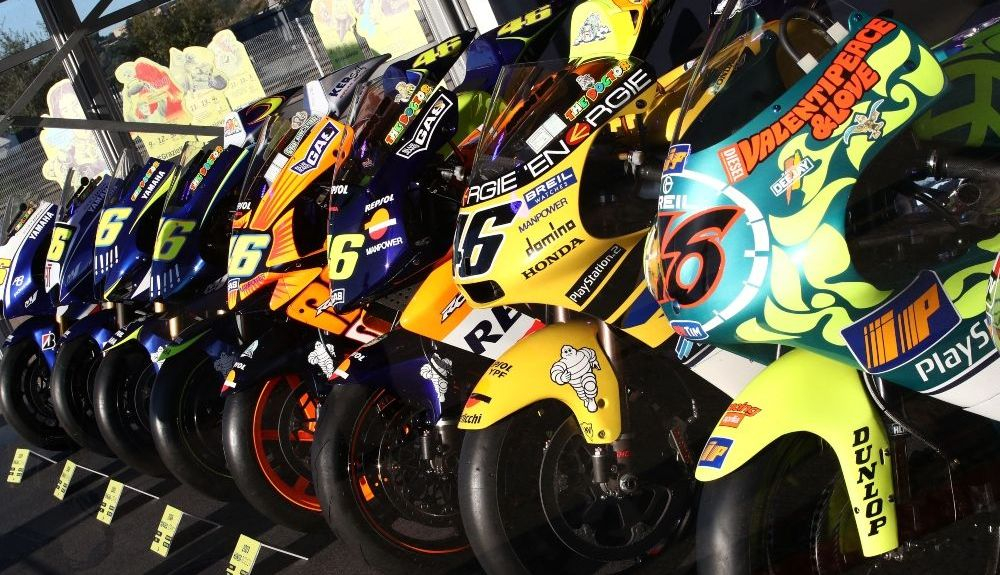 Motos de Valentino Rossi con algunos de sus logos. Fuente: GoldandGoose Motos de Valentino Rossi con algunos de sus logos. Fuente: GoldandGoose