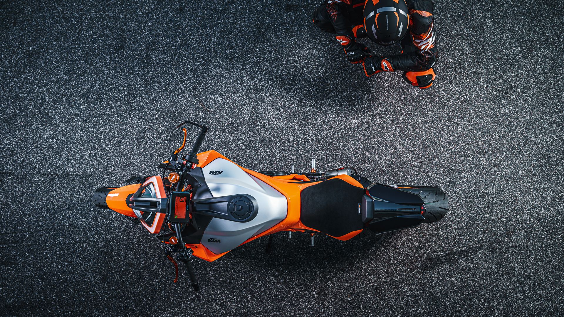 KTM 1290 SUPER DUKE R 2022 Estatica (5)