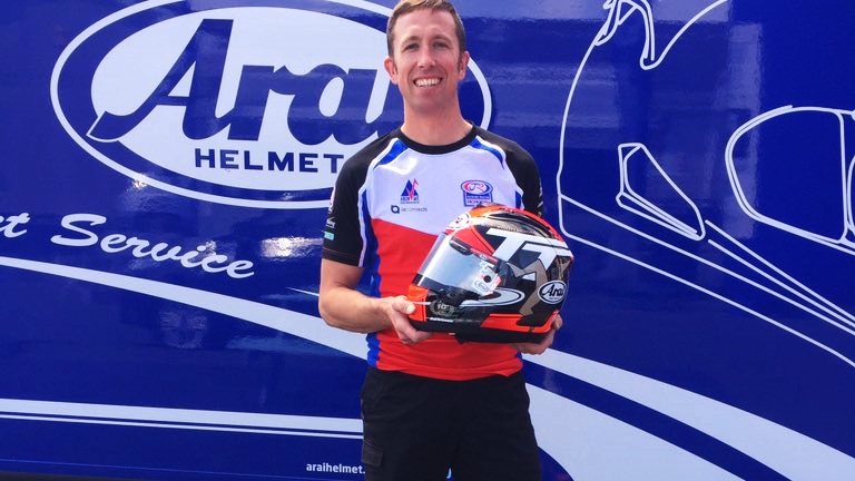 Steve Mercer gravemente herido al chocar con un coche en el TT de la Isla de Man