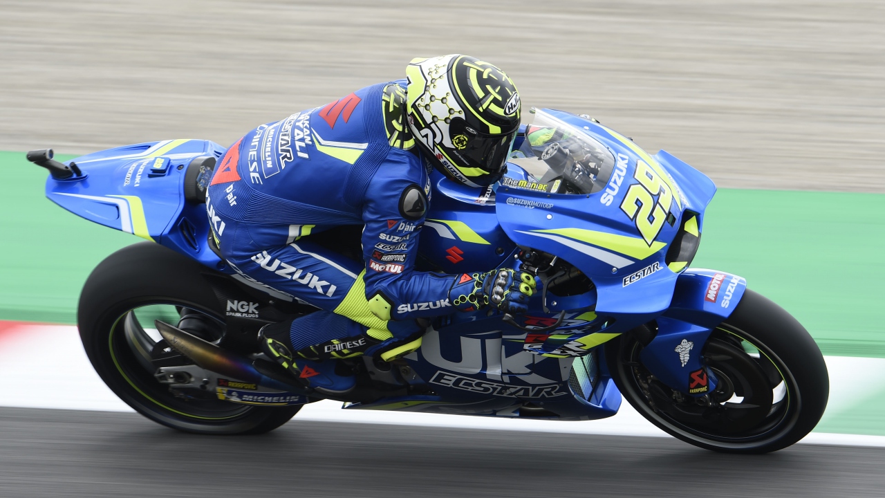 Valentino Rossi incendia Mugello con pole y récord del circuito en MotoGP