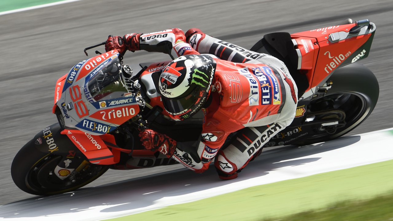 Valentino Rossi incendia Mugello con pole y récord del circuito en MotoGP