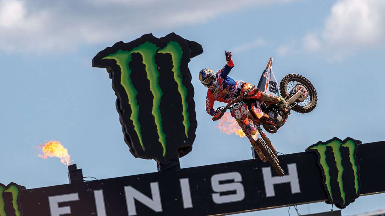 Jeffrey Herlings y Pauls Jonass reafirman su liderato en MXGP